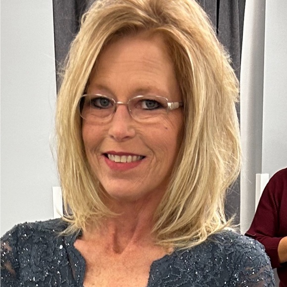 Meet your Posher, Beth - Picture 1 of 1